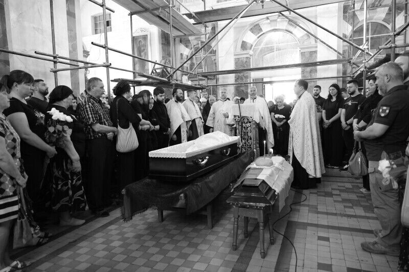 Йому назавжди буде 28: у Луцьку попрощалися з командиром мотопіхотного відділення, який загинув в боях за Україну. Фото