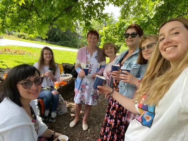 Лариса Любаренко (в окулярах та джинсовій куртці) з колегами по розмовному клубу. Нансі, Франція © Фото з особистого архіву Лариси Любаренко dqxikeidqxitkant