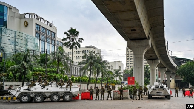 Военнослужащие армии Бангладеш стоят на страже во время комендантского часа после столкновений между полицией и активистами, Дакка, 5 августа 2024 года dqxikeidqxiqqeant
