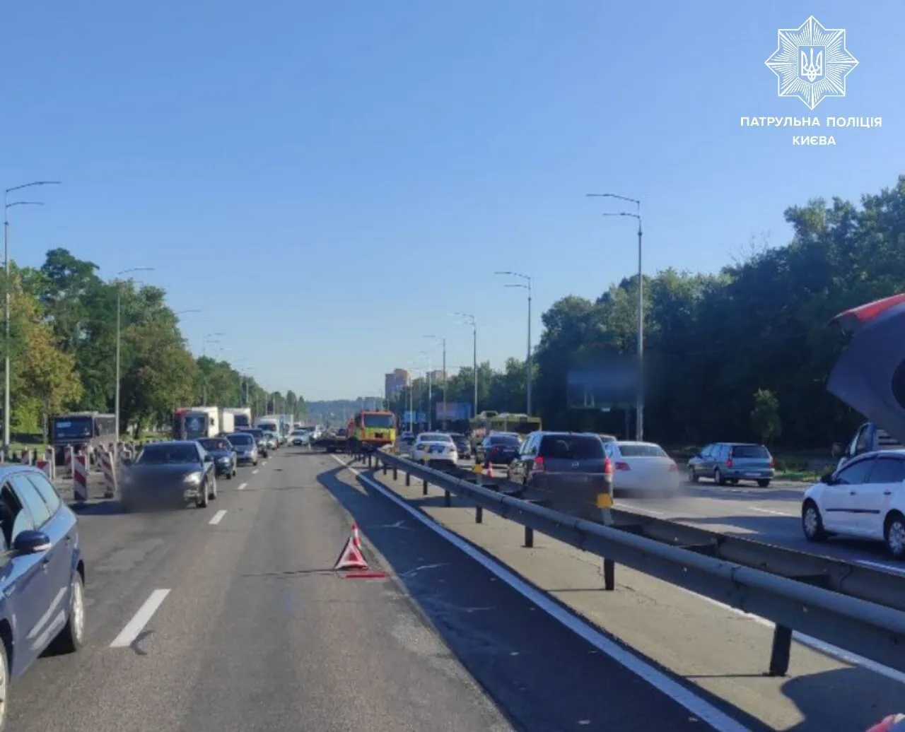 У Києві ДТП за участі евакуатора спричинило великий затор. Подробиці, фото і відео dqxikeidqxitkant