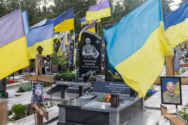 Памятник военному журналисту Александру Махову