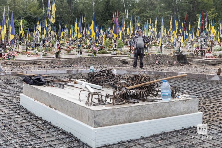 Рабочие цементируют куски помоста