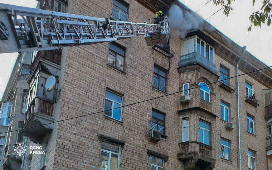 У Києві під час пожежі в п’ятиповерхівці бійці ДСНС врятували дівчину. Подробиці й фото dqxikeidqxitkant