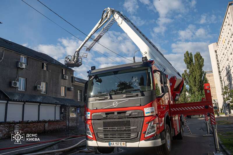 В Киеве произошел масштабный пожар в админздании. Подробности, фото и видео