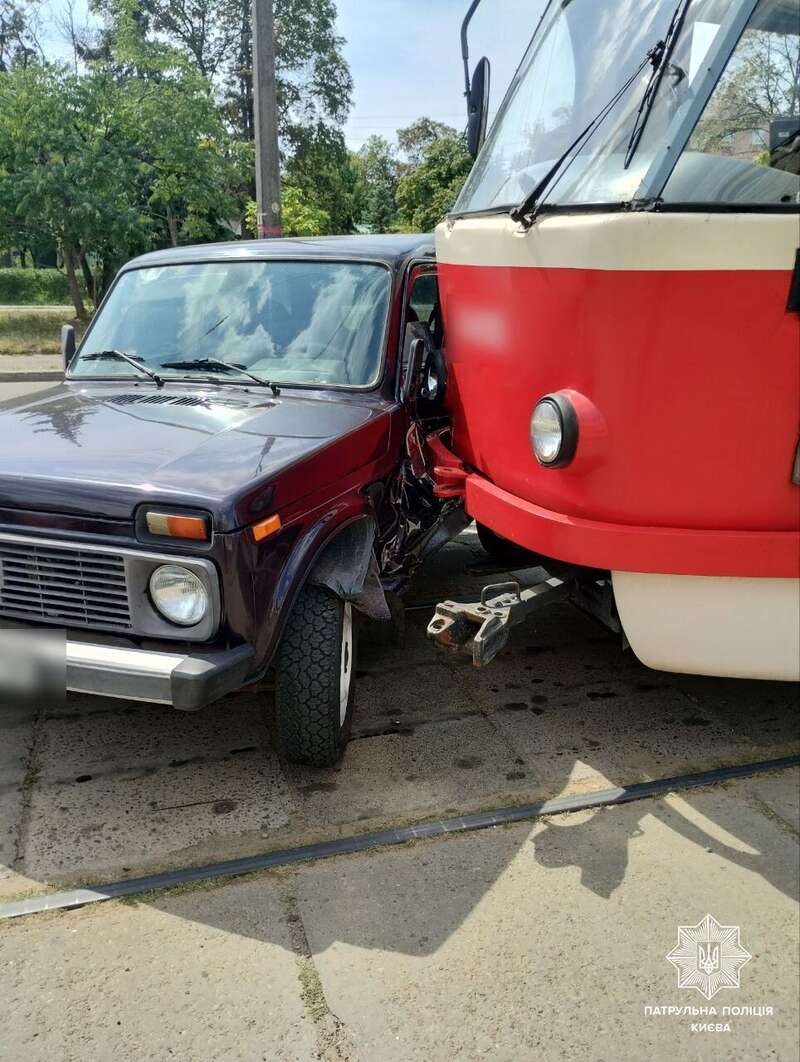 В Киеве трамвай протаранил легковушку, образовалась пробка. Подробности и фото dqxikeidqxitkant
