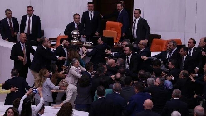 У турецькому парламенті сталася бійка, є постраждалі. Фото та відео
dqxikeidqxiqqeant