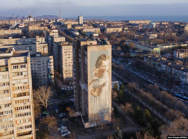 В результате обстрела Мариуполя 2015 года Милана, которой на тот момент было три года, осталась без матери. Она тоже потеряла ногу и заново училась ходить