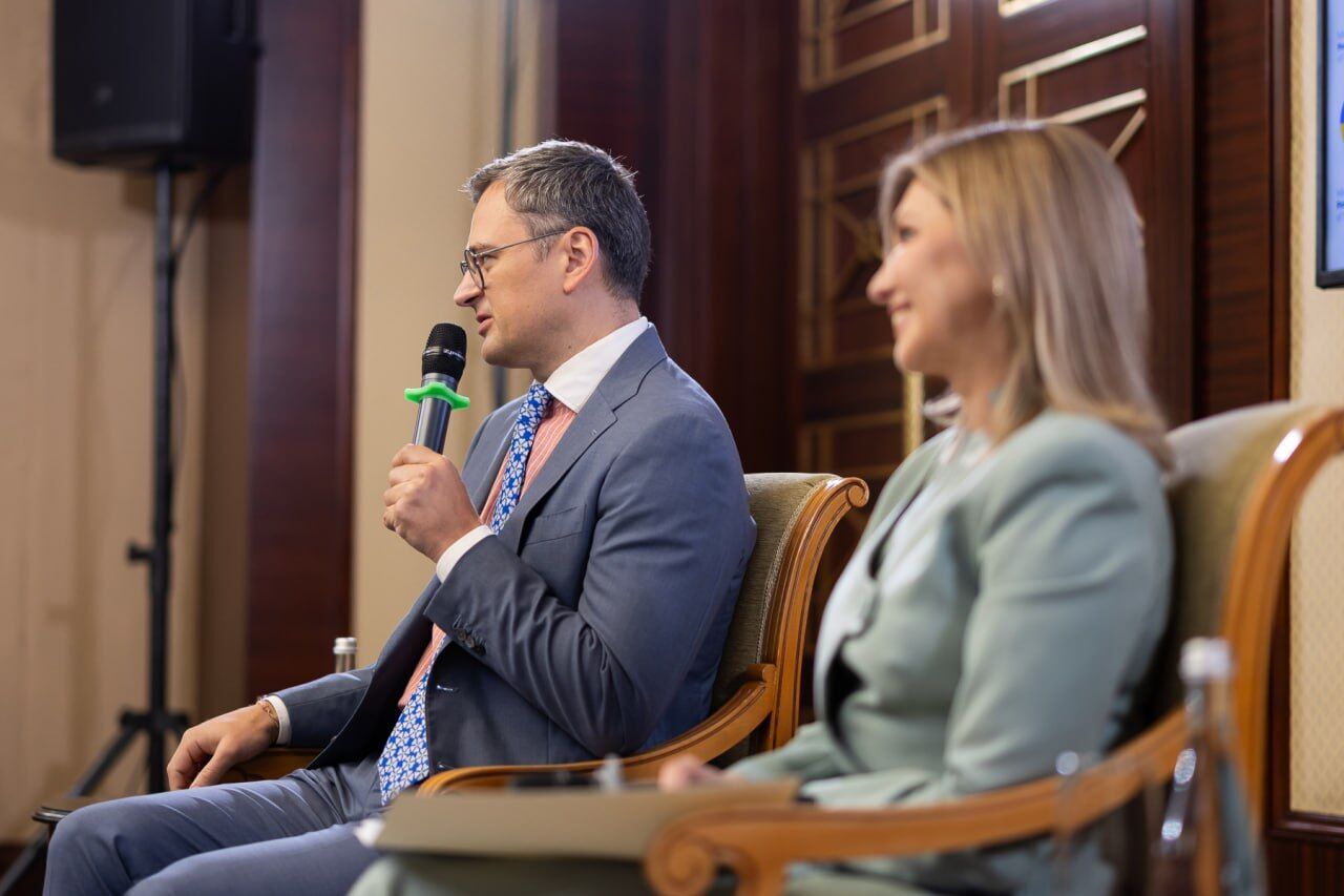 Mint color and drop earrings. Zelenskaya showed an exquisite image with a jacket from a Ukrainian brand dqxikeidqxitkant