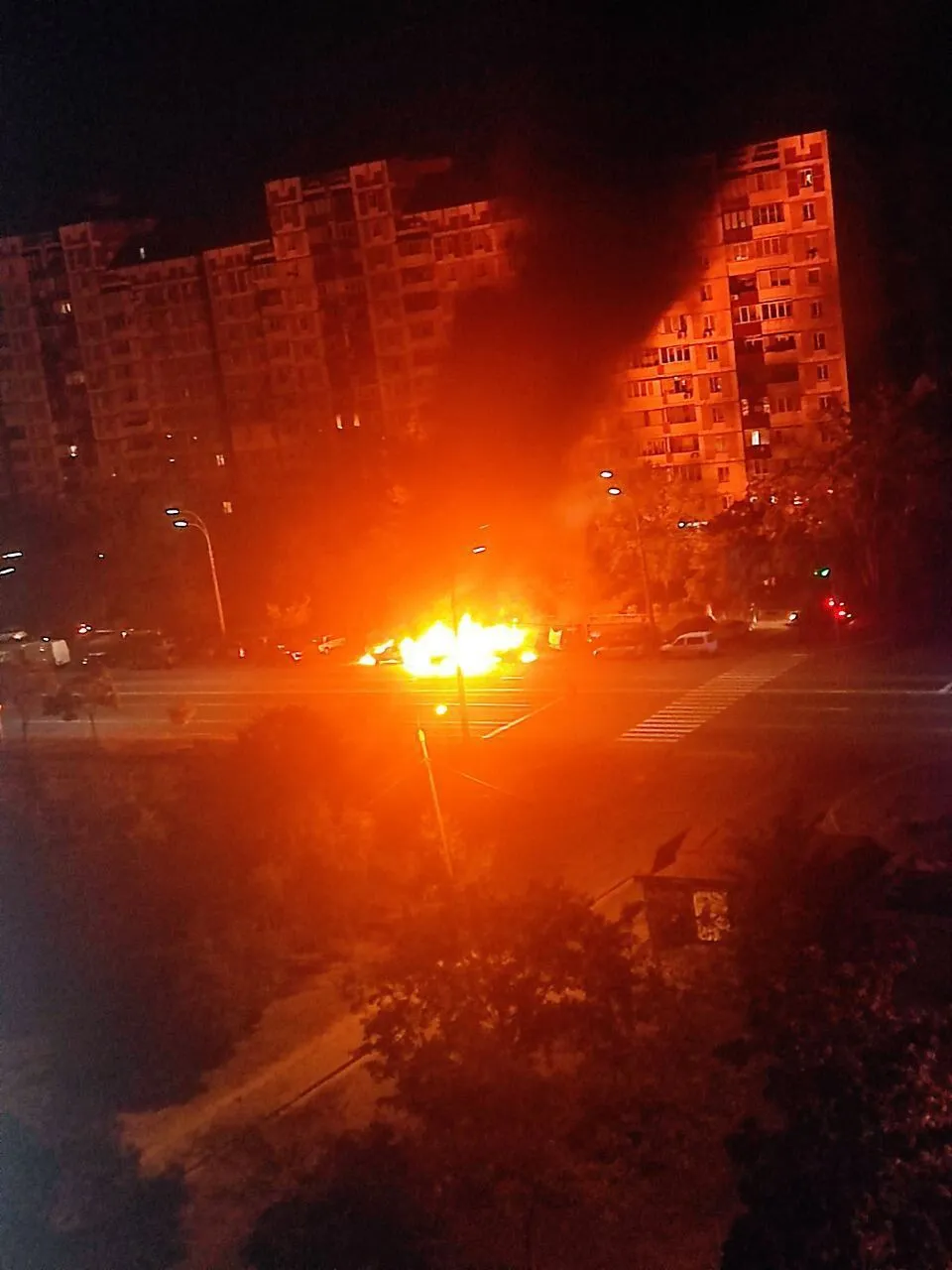 Four cars burned in Kyiv in Troyeshchyna: one of the cars allegedly belonged to the military. Photos and videos dqxikeidqxiqqeant