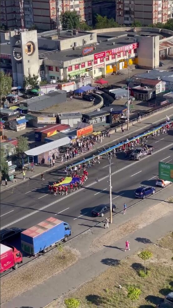 Довжина – 207 метрів: у Києві на Троєщині провели щорічний забіг із прапором України. Відео dqxikeidqxitkant