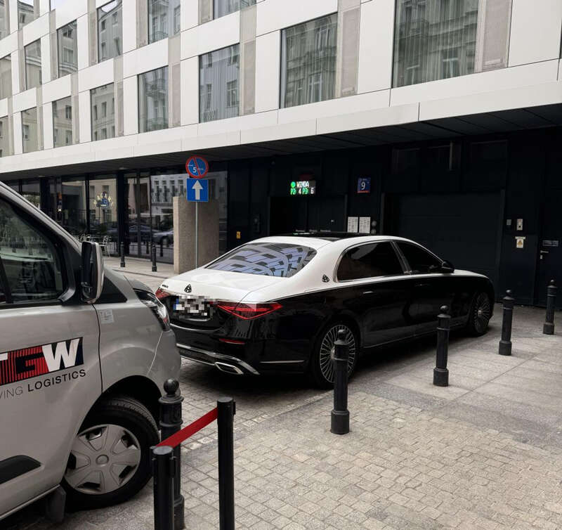 Майбах Слобоженка, припаркований коло готелю