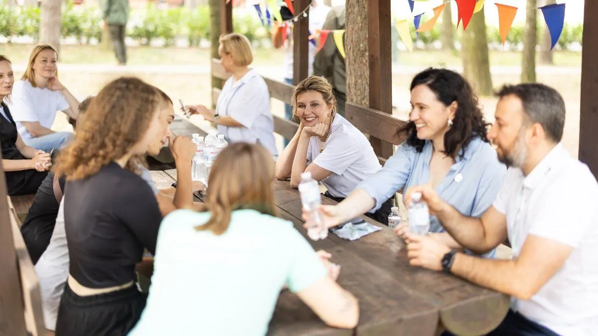 In a T-shirt, sneakers and a necklace worth 9.5 thousand hryvnia: Zelenskaya appeared in public in an informal look for the first time in a long time dqxikeidqxitkant