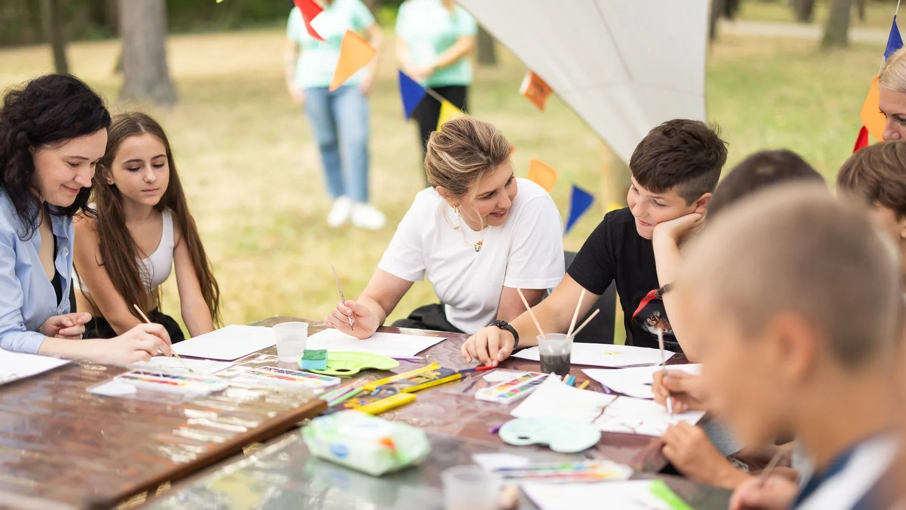 In a T-shirt, sneakers and a necklace worth 9.5 thousand hryvnia: Zelenskaya appeared in public in an informal look for the first time in a long time