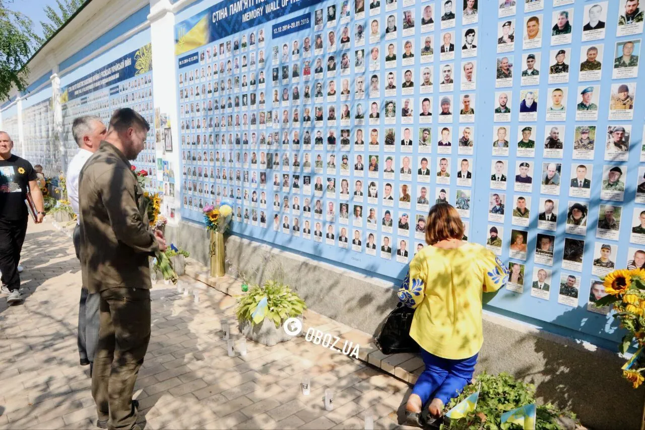 В Україні вшановують пам’ять захисників, які загинули в боях з російськими окупантами. Фото і відео акцій у різних містах