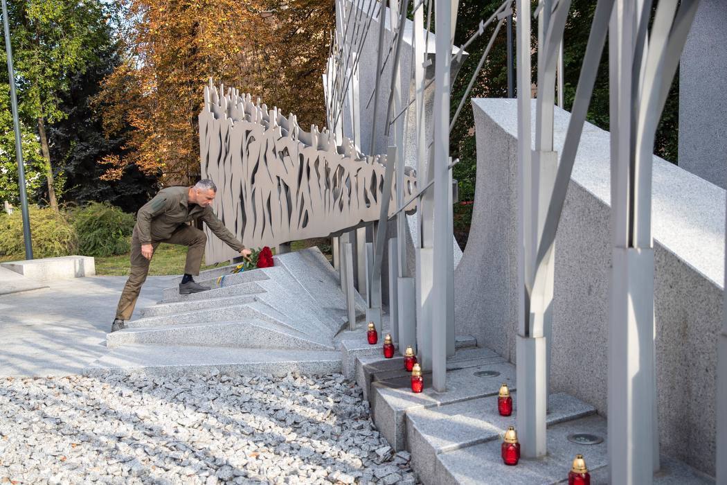 В Україні вшановують пам’ять захисників, які загинули в боях з російськими окупантами. Фото і відео акцій у різних містах