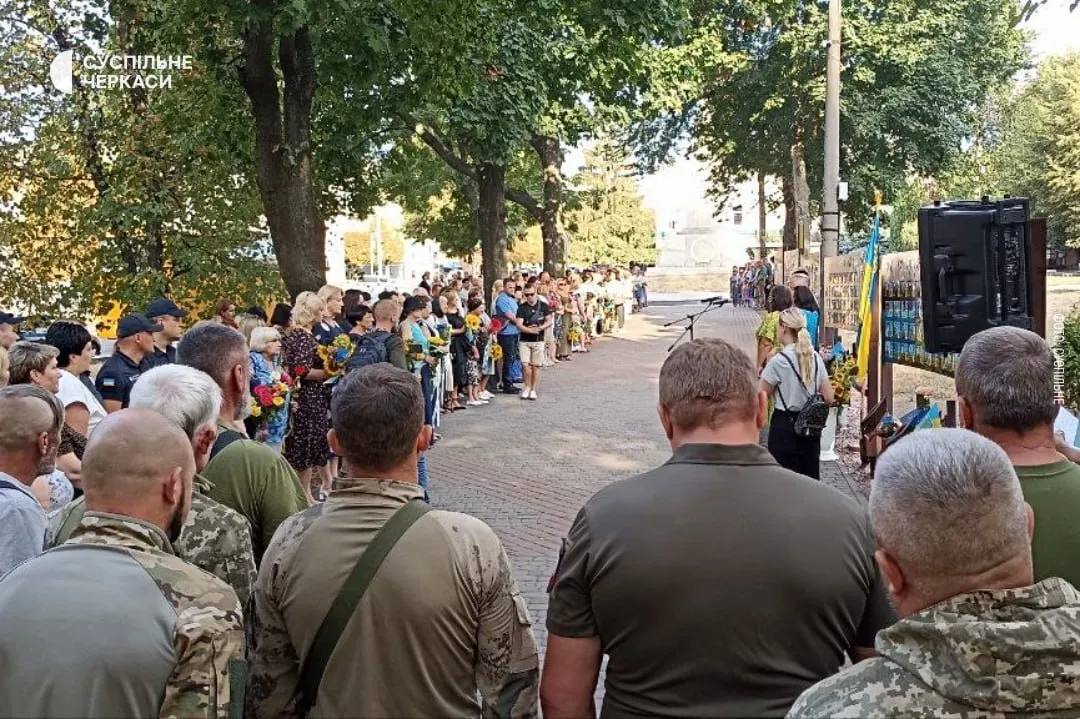 В Україні вшановують пам’ять захисників, які загинули в боях з російськими окупантами. Фото і відео акцій у різних містах