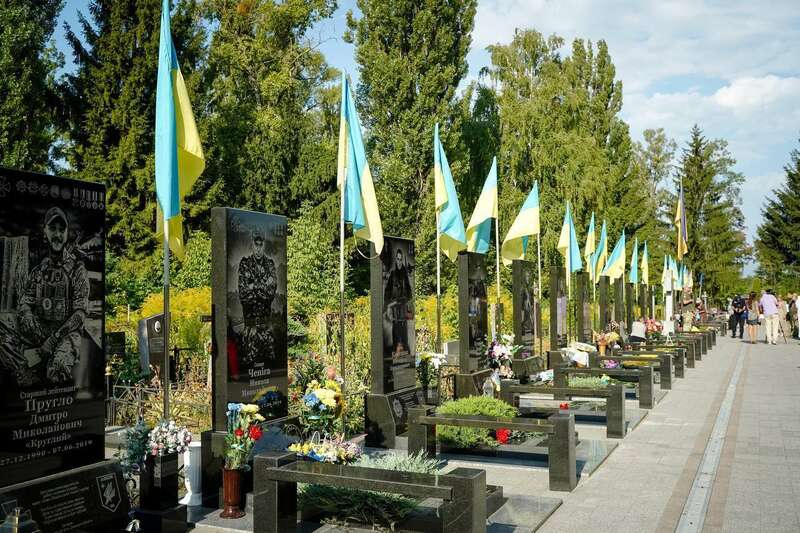 В Україні вшановують пам’ять захисників, які загинули в боях з російськими окупантами. Фото і відео акцій у різних містах