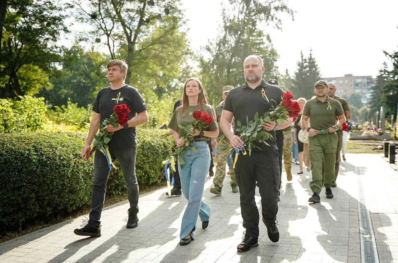 В Україні вшановують пам’ять захисників, які загинули в боях з російськими окупантами. Фото і відео акцій у різних містах