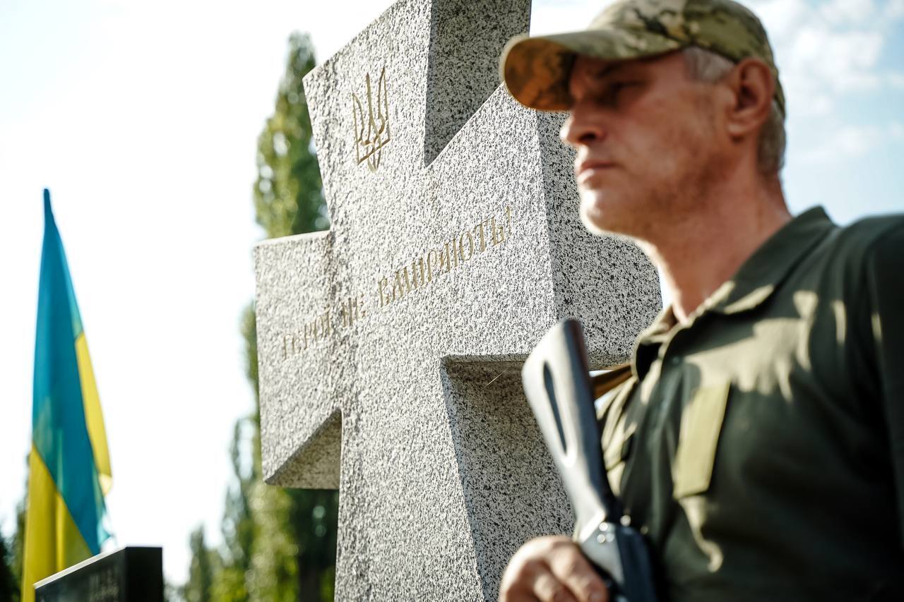 В Україні вшановують пам’ять захисників, які загинули в боях з російськими окупантами. Фото і відео акцій у різних містах