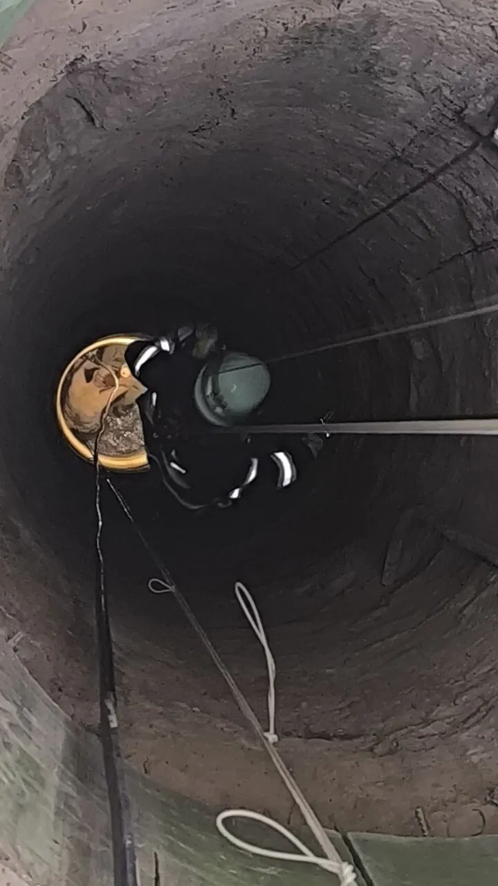 В Запорожье мужчина погиб во время чистки колодца: спасатели рассказали детали трагедии. Фото dqxikeidqxitkant