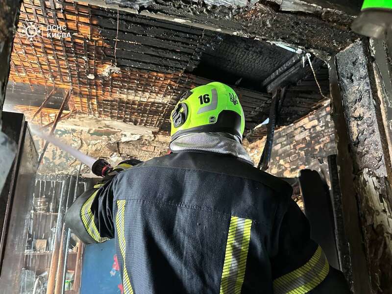 У Києві сталась масштабна пожежа у приватному будинку, є постраждалий. Подробиці і фото dqxikeidqxitkant