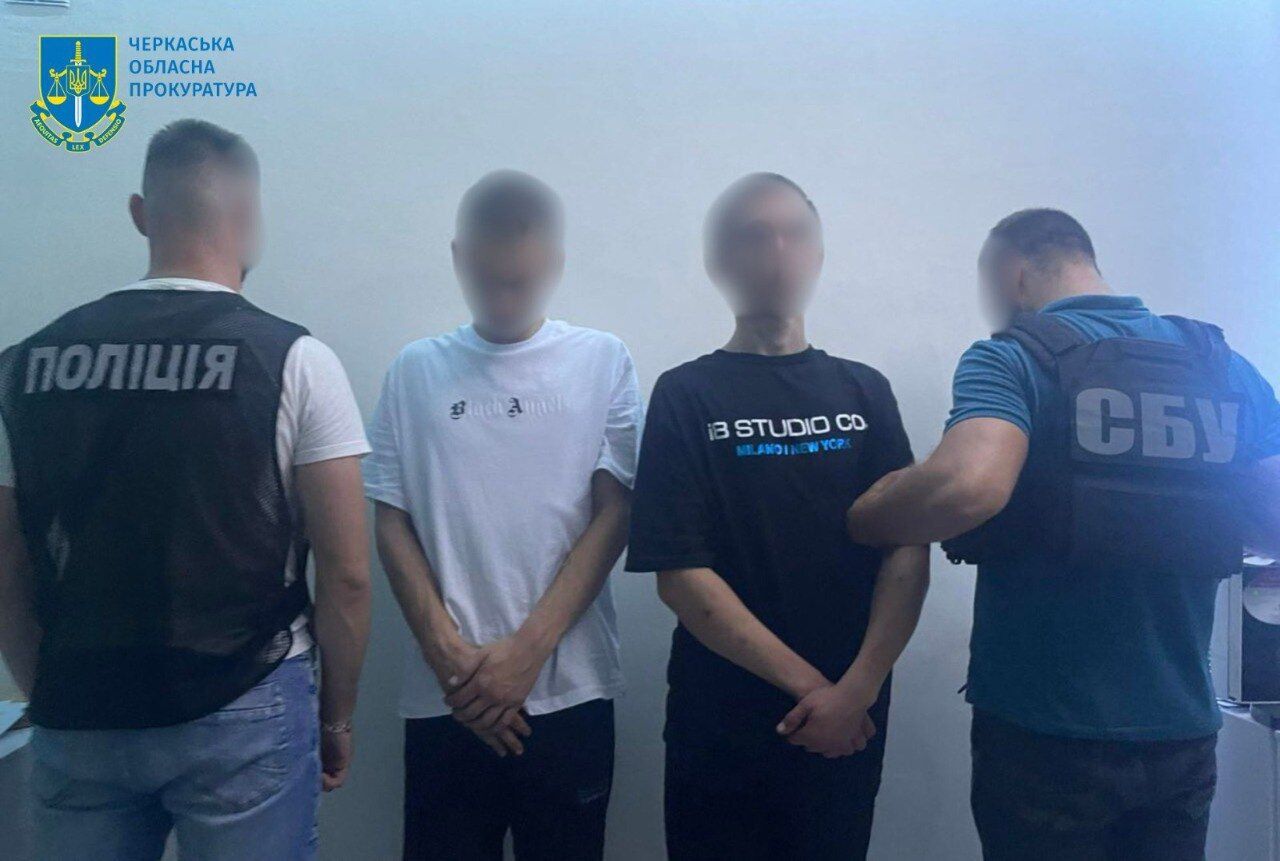 У Черкасах затримали наркозалежних, які за російські гроші підпалювали військові пікапи. Фото dqxikeidqxiqqeant