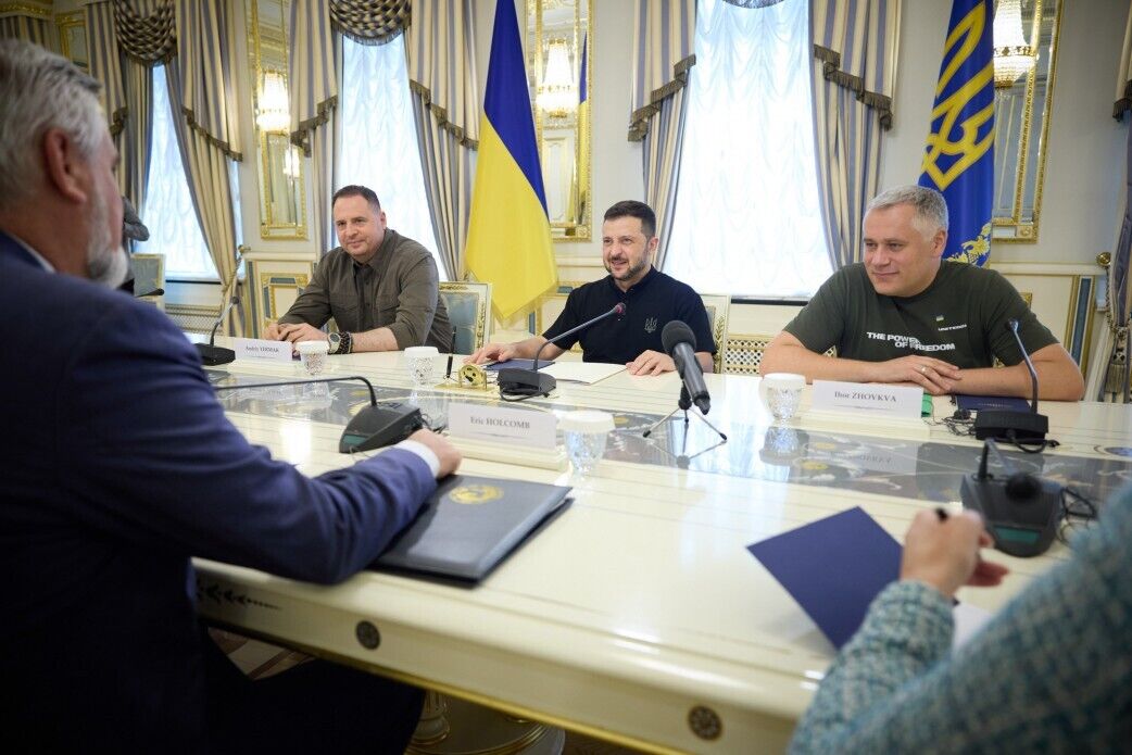 Zelensky met with the Governor of Indiana in Kyiv: they signed a Memorandum of Cooperation. Photos and videos dqxikeidqxitkant