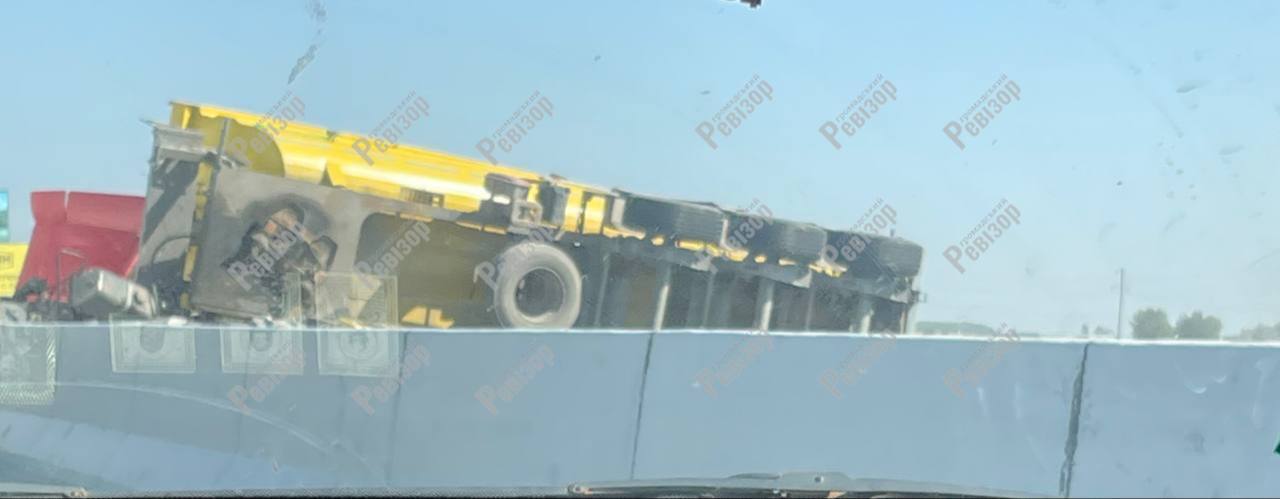 На Київщині зіткнулись дві фури, одна з машин перекинулась: перекрито проїзд в напрямку Чернігова. Фото і відео dqxikeidqxiqqeant