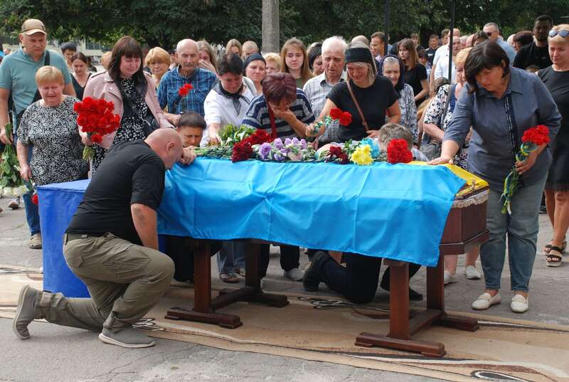 Без вагань пішов на фронт добровольцем: на Сумщині попрощалися з воїном, який загинув у боях за Україну. Фото dqxikeidqxiqxxant