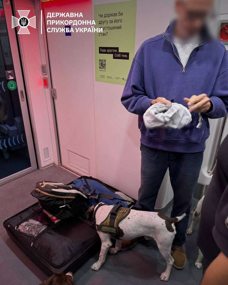 Прикордонники затримали іноземця, який перевозив гашиш, приклеєним до спини (фото) фото 2