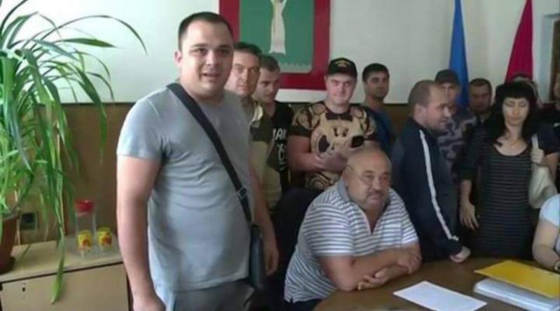 Former city council secretary Fedorenko with son Vitaliy. In the background, behind the secretary — Vadym Dolotenko