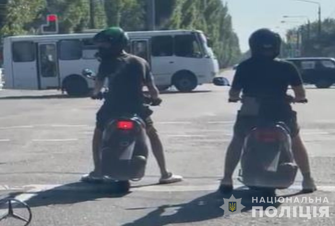 поліцейські спільно з сбу викрили чотирьох зловмисників, які на замовлення спецслужб рф підпалювали на одещині автомобілі військових