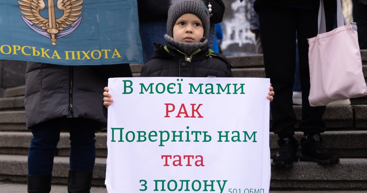 5-річний Артем Нечаєв чекає тата з полону. Його мама хвора на рак, хлопчиком опікується тітка dqxikeidqxitkant