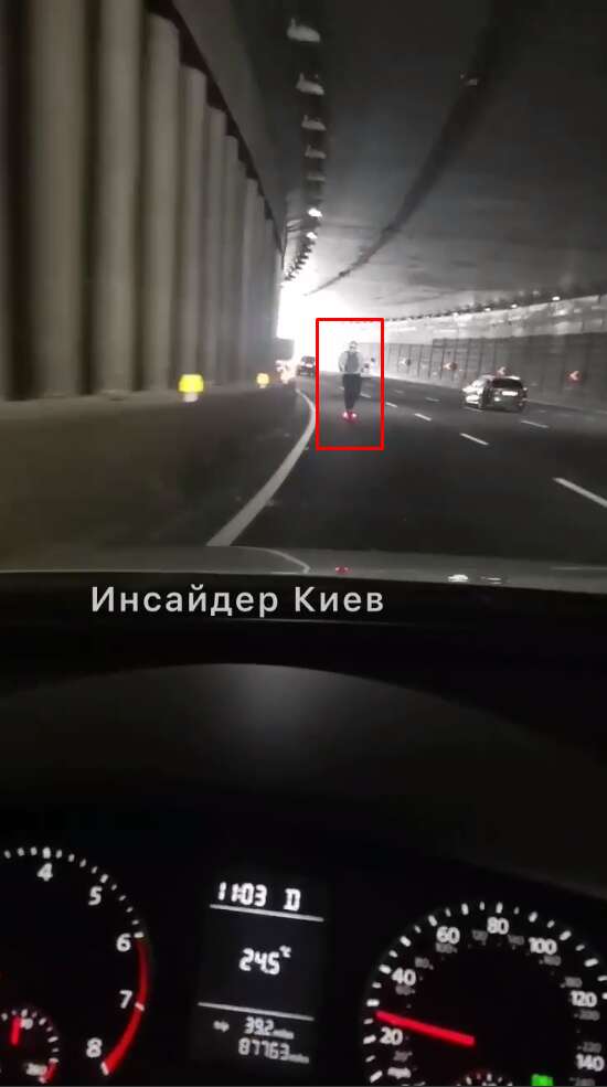 У Києві самокатчик їхав по Набережному шосе зі швидкістю 60 км/год. Відео dqxikeidqxiqxxant