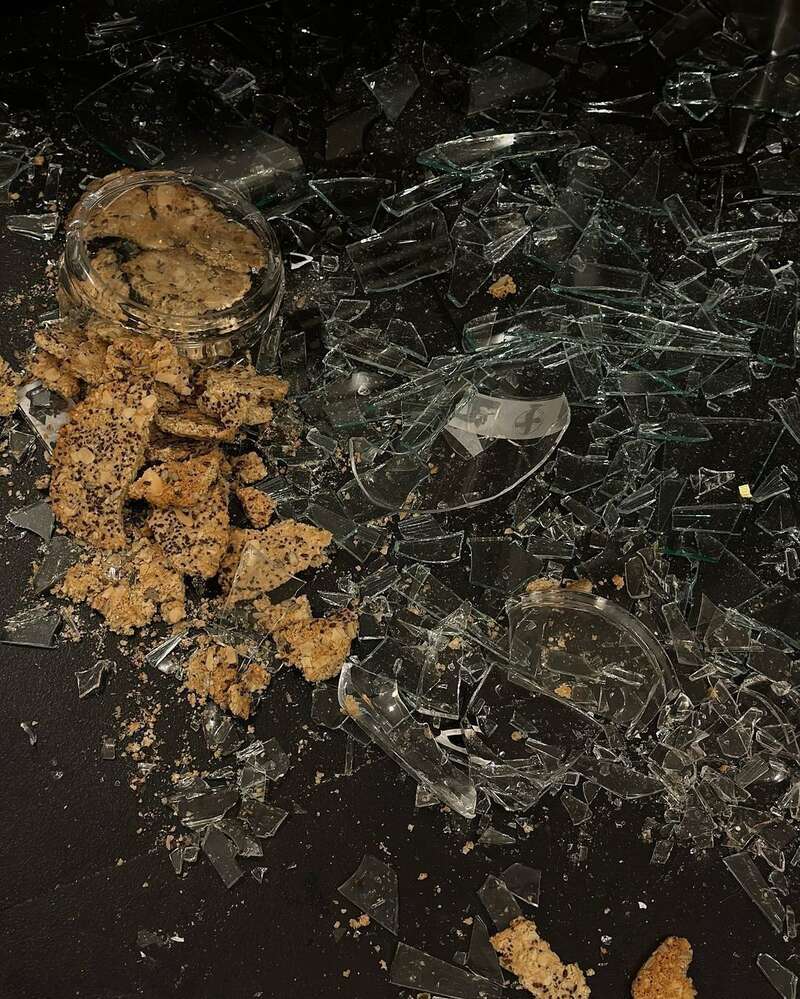 У Львові агресивний чоловік розтрощив кав’ярню військового ЗСУ: нападника затримала поліція. Фото
 dqxikeidqxitkant