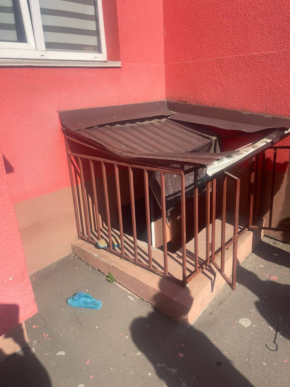 Під Києвом жінка випала з вікна на сьомому поверсі та вижила. Подробиці і фото dqxikeidqxiqxxant