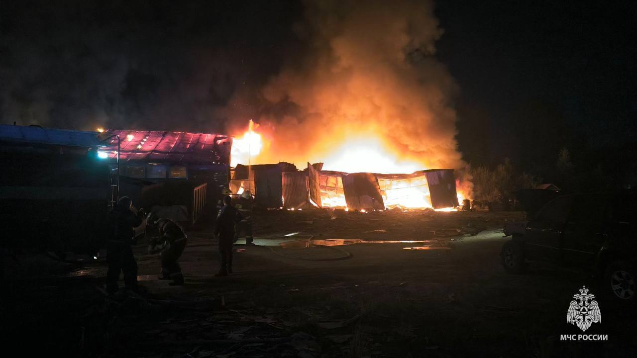 У російському Ярославлі горить склад паливно-мастильних матеріалів. Фото та відео