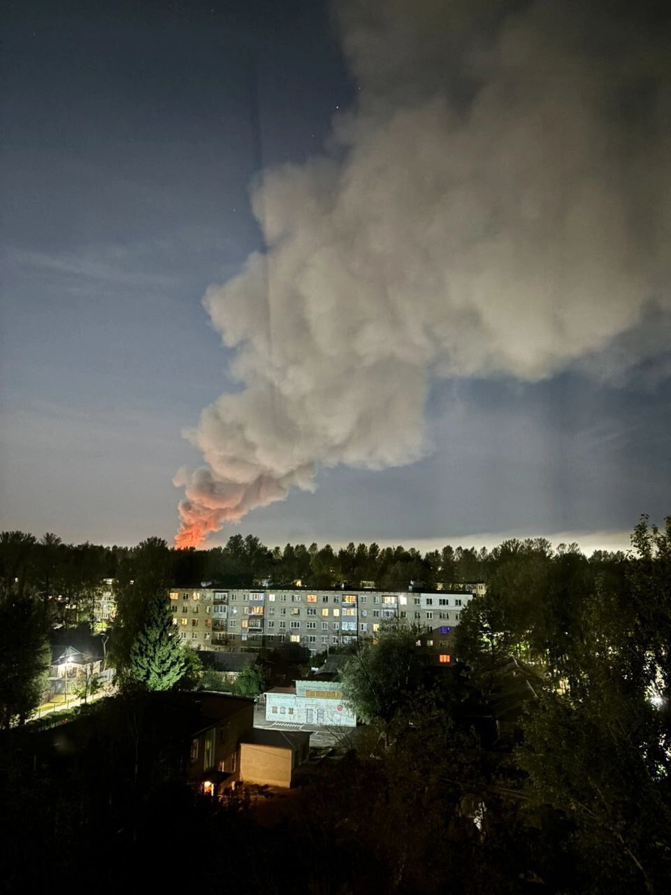 У російському Ярославлі горить склад паливно-мастильних матеріалів. Фото та відео