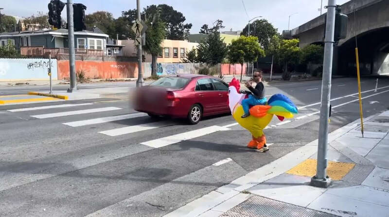 Поліцейські переодяглися в костюми, щоб ловити порушників ПДР, як зменшити рівень ДТП, США, Джонатан Озол dqxikeidqxiqqeant