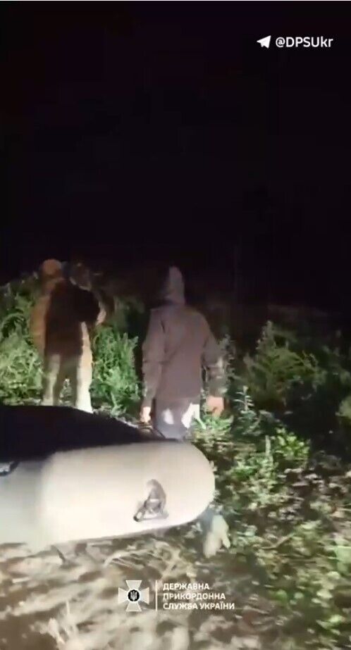 У дорогу рушили вночі: прикордонники спіймали чоловіків, які збиралися перепливти Тису на човні. Відео