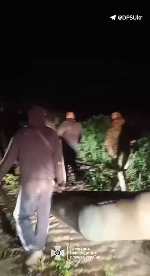 У дорогу рушили вночі: прикордонники спіймали чоловіків, які збиралися перепливти Тису на човні. Відео dqxikeidqxitkant