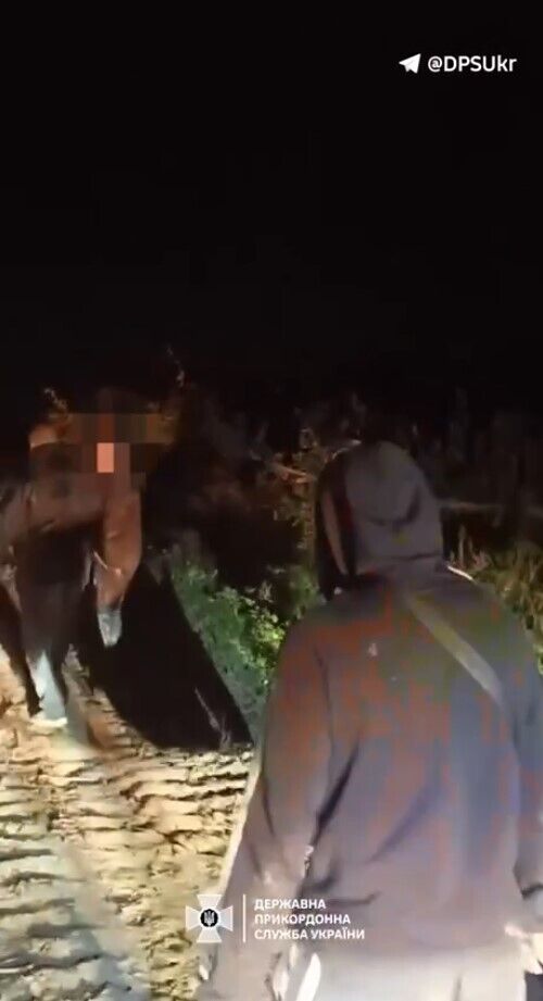 У дорогу рушили вночі: прикордонники спіймали чоловіків, які збиралися перепливти Тису на човні. Відео