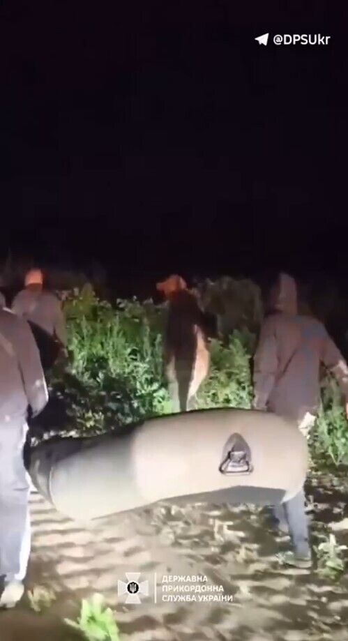 У дорогу рушили вночі: прикордонники спіймали чоловіків, які збиралися перепливти Тису на човні. Відео
