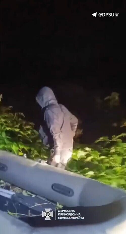 У дорогу рушили вночі: прикордонники спіймали чоловіків, які збиралися перепливти Тису на човні. Відео