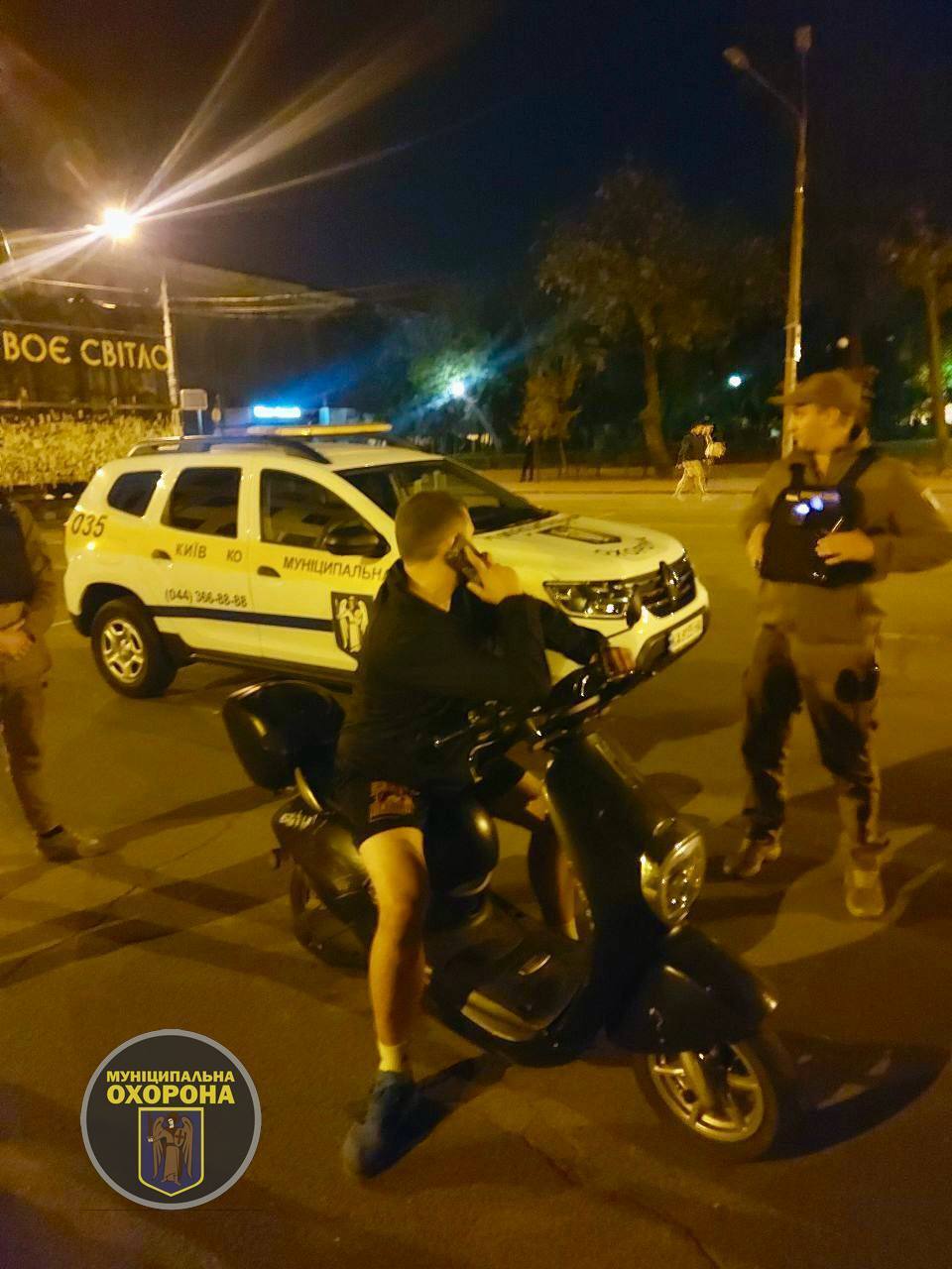 П’яним ганяв пішохідною зоною на Контрактовій площі Києва: муніципали зупинили скутериста. Фото dqxikeidqxiqqeant