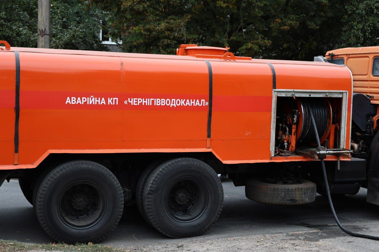 У Чернігові оголосили надзвичайну ситуацію: людей закликали зробити запаси води. Фото