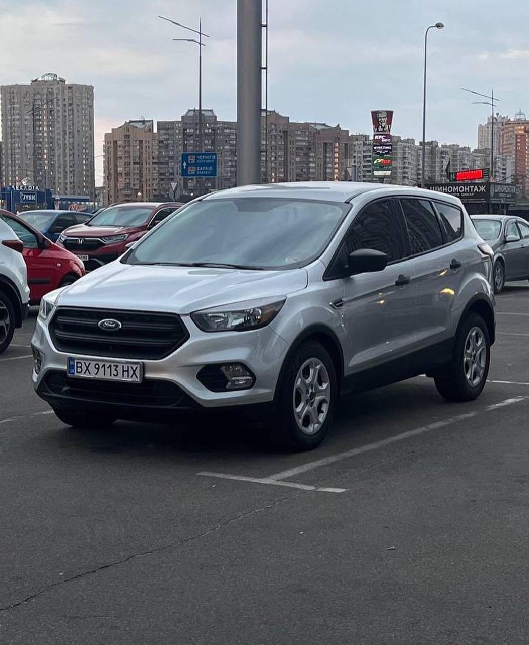 У Києві евакуатор невдало перевіз авто: його буквально сплющило. Фото та відео dqxikeidqxitkant