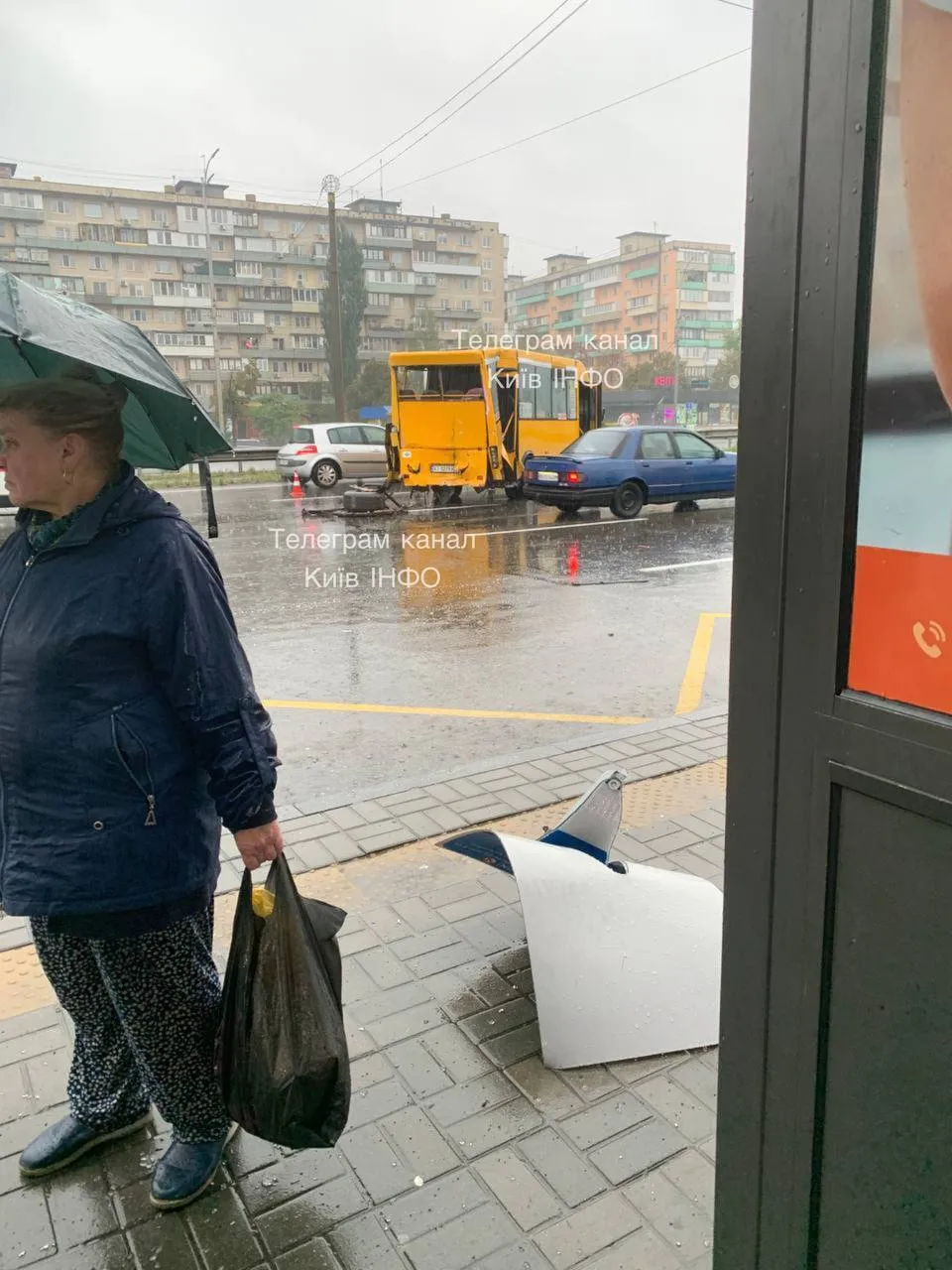 У Києві вантажне авто зіткнулося із маршруткою та мало не в’їхало в зупинку. Подробиці, фото і відео