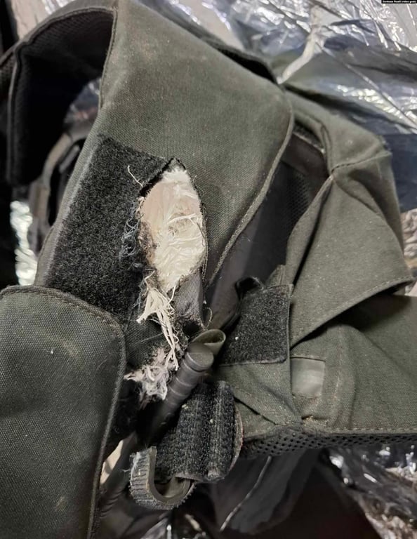 Бронежилет журналиста Романа Пагулича после обстрела