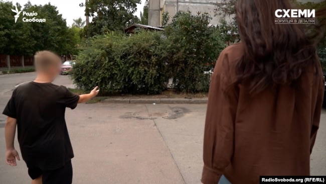 13-летний «Денис» показывает, где стояла сожженная машина